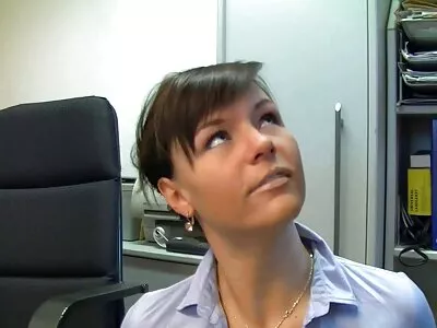 ლათინური ჩვილი ჩახუტებული დივანში