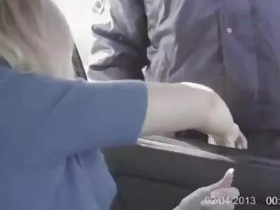 წოვს მისი მეგობრის ძუძუები